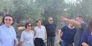 Η υπουργός Πολιτισμού, Λίνα Μενδώνη, κατά την αυτοψία στον αρχαιολογικό χώρο των Αιγοσθενών.