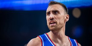 Φιλική νίκη Μιλουτίνοφ κόντρα σε Φουρνιέ, Φρανσίσκο