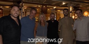 Οικογενειακή βραδινή έξοδος για τον Κυριάκο Μητσοτάκη στο ενετικό λιμάνι των Χανίων