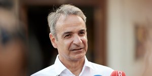 Μητσοτάκης μιλά σε μικρόφωνα