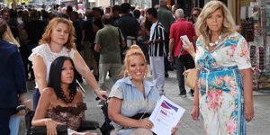 Η πρόεδρος και μέλη του Πανελλήνιου Σωματείου Ασθενών με Νωτιαία Μυϊκή Ατροφία - SMA Ελλάς