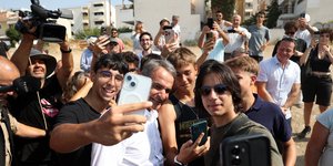 Selfies Κυριάκου Μητσοτάκη μετά τα εγκαίνια του μετρό στη Μίκρα