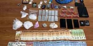 Στα χέρια της ΕΛ.ΑΣ. έπεσαν τρία άτομα -ανάμεσα στα οποία και ένας ψυχολόγος- για κατοχή και διακίνηση ναρκωτικών ουσιών.