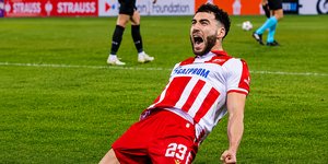 Ο Τικνιζιάν με τη φανέλα του Ερυθρού Αστέρα 
