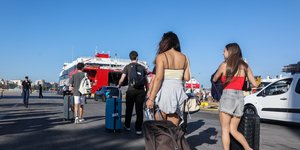 νεοι λιμανι