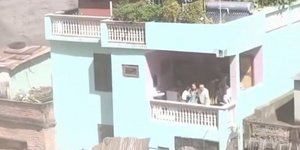 Κτίριο στο Νεπάλ άντεχε την ορμή των νερών ενώ όλα γύρω του καταστρέφονταν