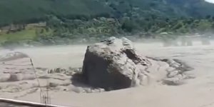 Τεράστιος βράχος παρασύρεται από τα ορμητικά νερά στο Νεπάλ