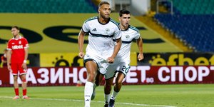 Ο Σίριλ Ντέσερς πανηγυρίζει το γκολ του κόντρα στην ΤΣΣΚΑ 1948