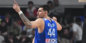 Ο Ντίνος Μήτογλου στον αγώνα Μαυροβούνιο - Ελλάδα στα προκριματικά του Mundobasket 2027