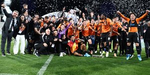 Η ομάδα του ΌΦΗ στην απονομή του Super Cup Ελλάδας