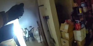 Άνδρας στις ΗΠΑ επιτέθηκε σε αστυνομικούς με αυτοσχέδιο φλογοβόλο κατά τη διάρκεια έξωσης