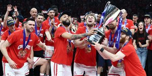 Η απονομή της Basket League στον Ολυμπιακό