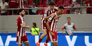 Ο Ντάβιντ Κάρμο πανηγυρίζει με τους συμπαίκτες του 