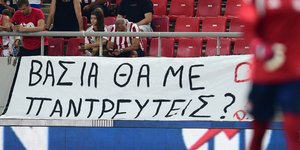 Το πανό που αναρτήθηκε στο Καραϊσκάκη