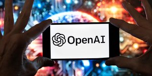 Το λογότυπο της OpenAI στην οθόνη κινητού 