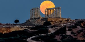 Η Πανσέληνος πίσω από τον ναό του Ποσειδώνα στο Σούνιο