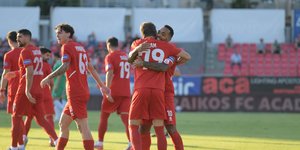 Οι παίκτες του Πανσερραικού πανηγυρίζουν το πρώτο γκολ της ομάδας τους απέναντι στον Πανθρακικό