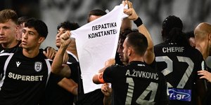 Η όμορφη κίνηση των παικτών του ΠΑΟΚ: Ευχήθηκαν «περαστικά» στον Κωνσταντέλια μετά το γκολ του Πέλκα [εικόνες]