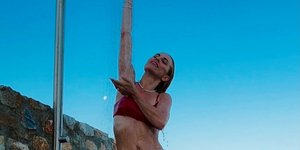 Ντορέττα Παπαδημητρίου-Γιώργος Γεροντιδάκης: Η ακροβατική πόζα στην άμμο που κατέληξε σε άφθονο γέλιο