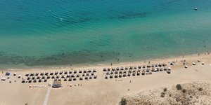 Ομπρέλες και ξαπλώστρες σε παραλία
