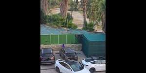 Οδηγοί Tesla τιμωρούν ιδιοκτήτη αυτοκίνητου που πάρκαρε παράνομα στις θέσεις φόρτισης.