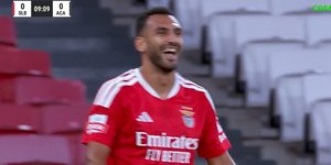 Ο Παυλίδης πανηγυρίζει το γκολ του 