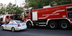 Περιπολικό της ΕΛΑΣ και πυροσβεστικό όχημα