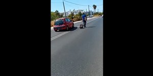 Πεζός στη μέση του δρόμου