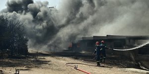 Πυροσβέστες επιχειρούν στον Κουβαρά Αττικής