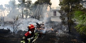 Πυροσβέστης επιχειρεί κοντά σε σπίτια στη Ψάθα