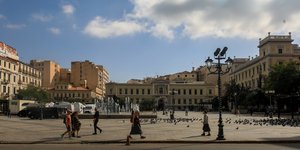 Κόσμος περπατάει στην πλατεία Κοτζιά