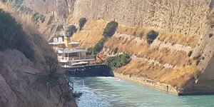 Το πολυτελές γιοτ τη στιγμή που προσπαθεί να περάσει από τον Ισθμό της Κορίνθου