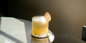 Ξεχάστε το limoncello: Πώς το Lillet έγινε το φρουτώδες, λουλουδάτο ποτό του καλοκαιριού