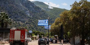 Επιχείρηση της Πυροσβεστικής στην Ψάθα, την πέμπτη ημέρα της μεγάλης φωτιάς