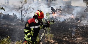 Πυροσβέστες στη φωτιά