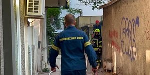 Πυροσβέστης στο σπίτι που έπιασε φωτιά στη Θεσσαλονίκη