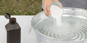 Το μείγμα συνδυάζει ήπια απόξεση και οξειδωτική δράση για να βγάλει βρωμιές από ανθεκτικές επιφάνειες, αλλά απαιτεί σωστή προετοιμασία και προσοχή στα υλικά / UNSPLASH