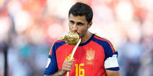 Ο Ρόδρι με το βραβείο του MVP του Μουντιάλ 2026