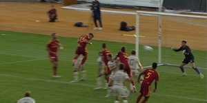 Ο Κουλιεράκης στην φάση που σκοράρει το πρώτο του γκολ με την Ρόμα