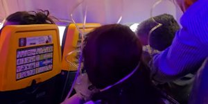 Νέο βίντεο από την πτήση της Ryanair που επιβάτης παραλίγο να βρεθεί έξω από το αεροπλάνο - Όλοι σιωπηλοί με μάσκες οξυγόνου