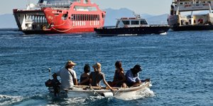 Απεγκλωβισμός διά θαλάσσης από τη Σαλαμίνα