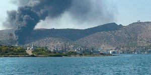 Φωτιά κοντά στον ναύσταθμο της Σαλαμίνας 