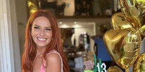 Η Σίσσυ Χρηστίδου με την τούρτα γενεθλίων 