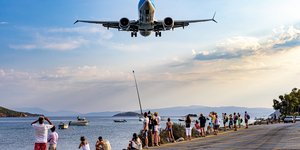 Αεροπλάνο στη Σκιάθο