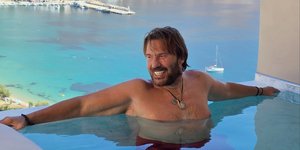 Ο Στράτος Τζώρτζογλου ποζάρει στην πισίνα με φόντο το απέραντο γαλάζιο