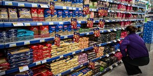 Προϊόντα σε ράφια στο σούπερ μάρκετ 