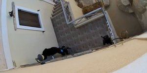 Η στιγμή που η διασώστρια του ΕΚΑΒ εισβάλει στο σπίτι στη Σύρο και μαχαιρώνει τη γυναίκα