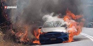 Στις φλόγες τυλίχθηκε ταξί στην Αργολίδα