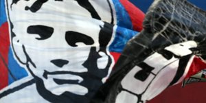 Οπαδοί της ΤΣΣΚΑ με σημαία που έχει το πρόσωπο του Πέρχουν