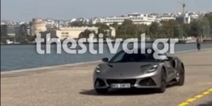Όχημα κινείται με ταχύτητα στο πλακόστρωτο της νέας παραλίας στη Θεσσαλονίκη